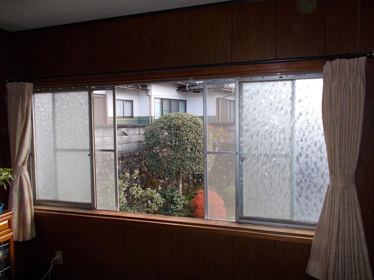 中尾産業の窓リノベ　内窓４枚引違窓の施工前の写真1
