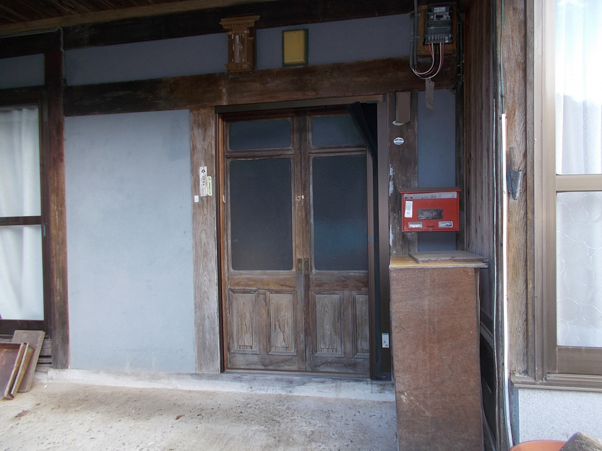 中尾産業の玄関リシェント　特注オリジナル納まりで片引込みの施工前の写真1