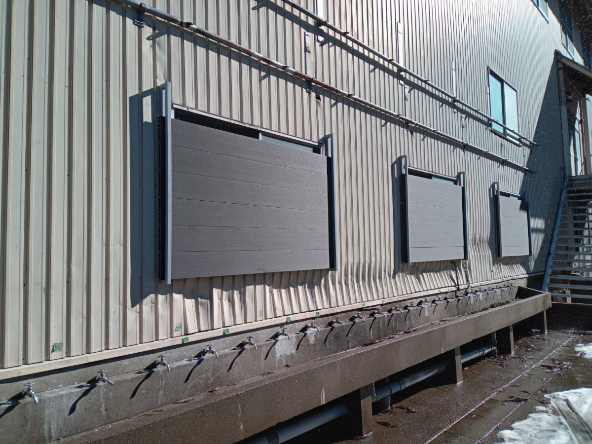 中尾産業の雪囲い　人口木デッキで窓をガードの施工後の写真1