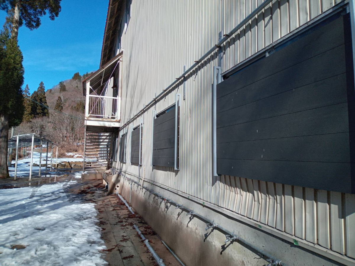 中尾産業の雪囲い　人口木デッキで窓をガードの施工後の写真2