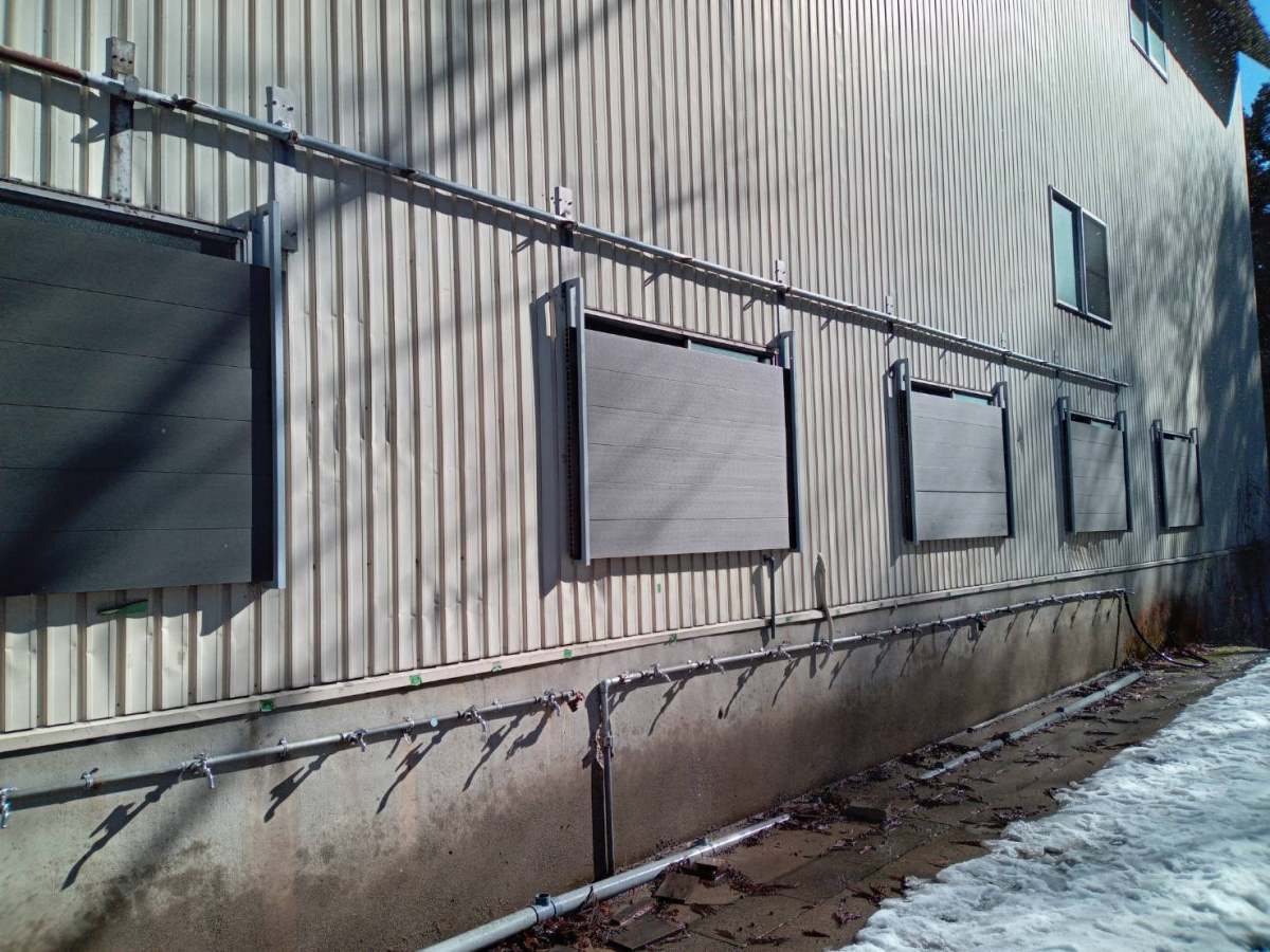 中尾産業の雪囲い　人口木デッキで窓をガードの施工後の写真3