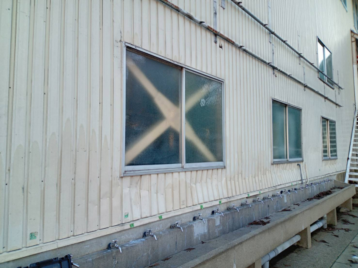 中尾産業の雪囲い　人口木デッキで窓をガードの施工前の写真1