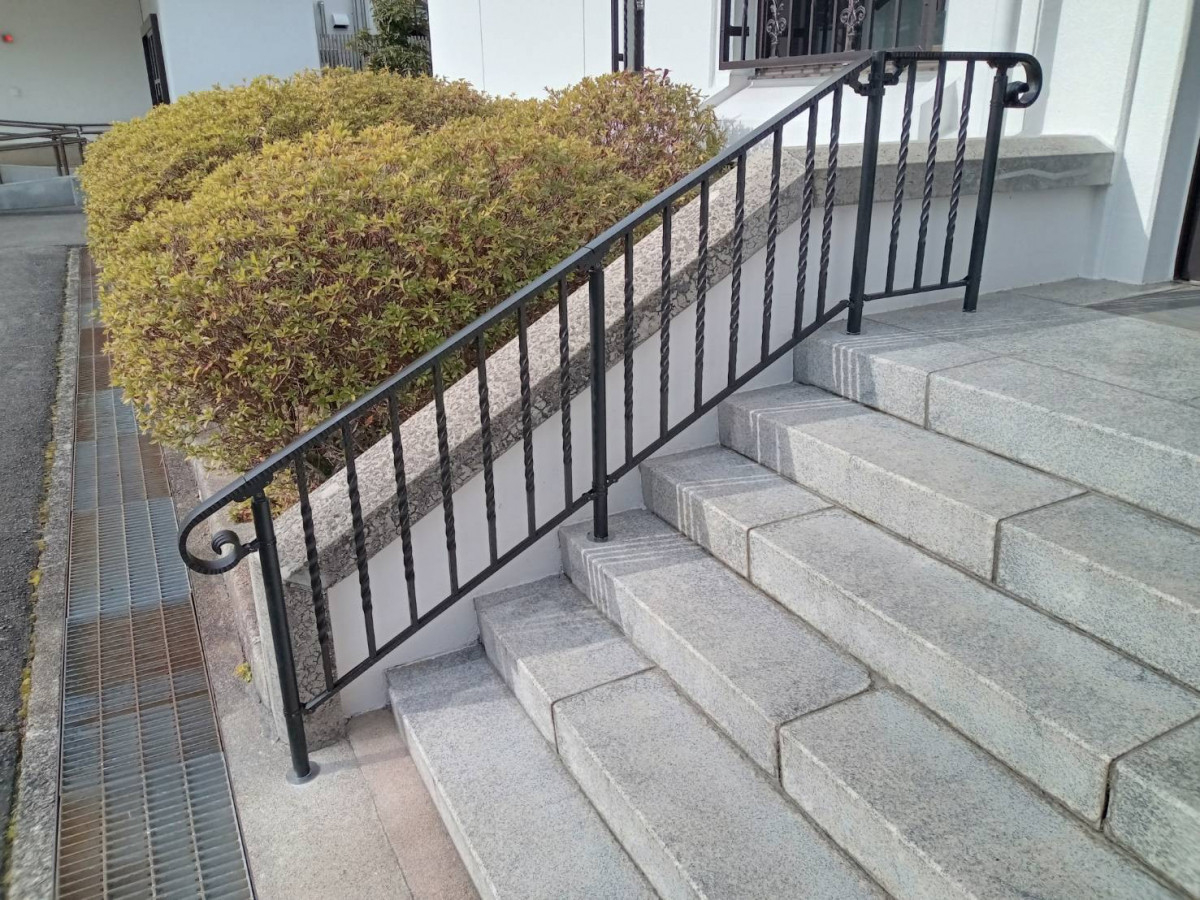 中尾産業のロートアイアン調　歩行補助手すりの施工後の写真2