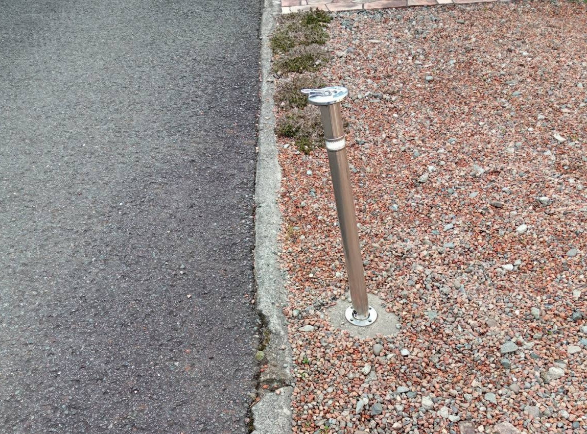 中尾産業の車止めポール取替えの施工前の写真1