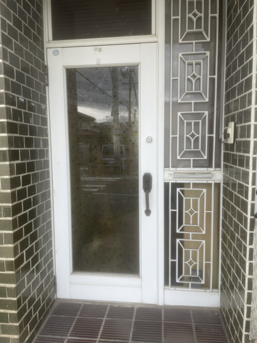 長野板販の【長野市】玄関錠増設工事の施工後の写真1