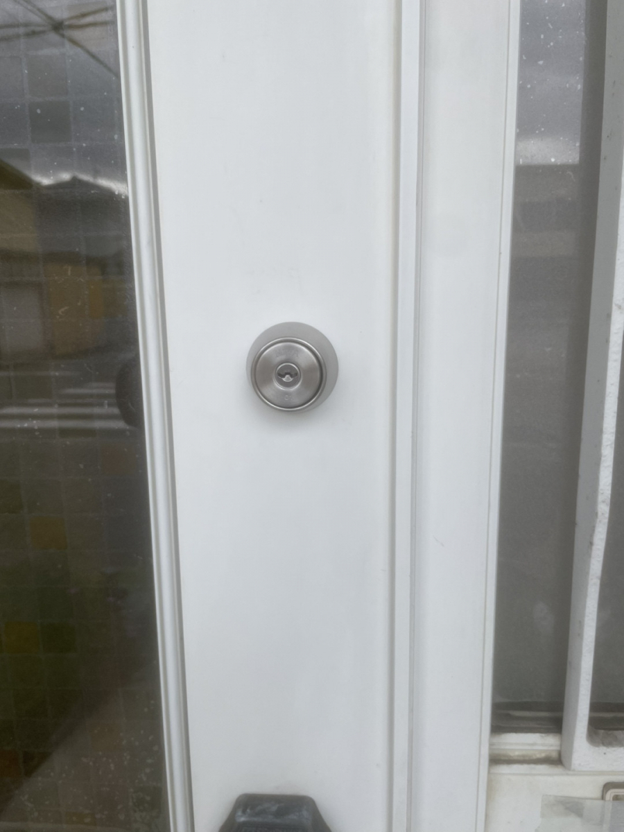 長野板販の【長野市】玄関錠増設工事の施工後の写真2