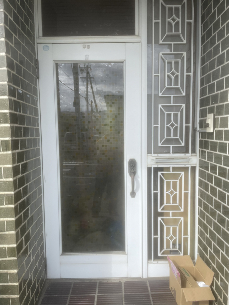 長野板販の【長野市】玄関錠増設工事の施工前の写真1