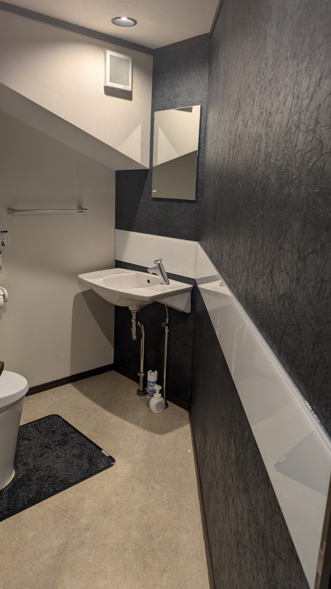 長野板販の鏡の増設と装飾パネルで手洗いスペースをおしゃれに改装の施工後の写真1