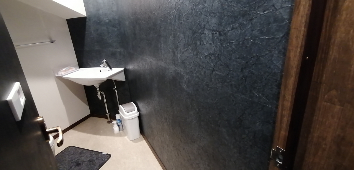 長野板販の鏡の増設と装飾パネルで手洗いスペースをおしゃれに改装の施工前の写真1