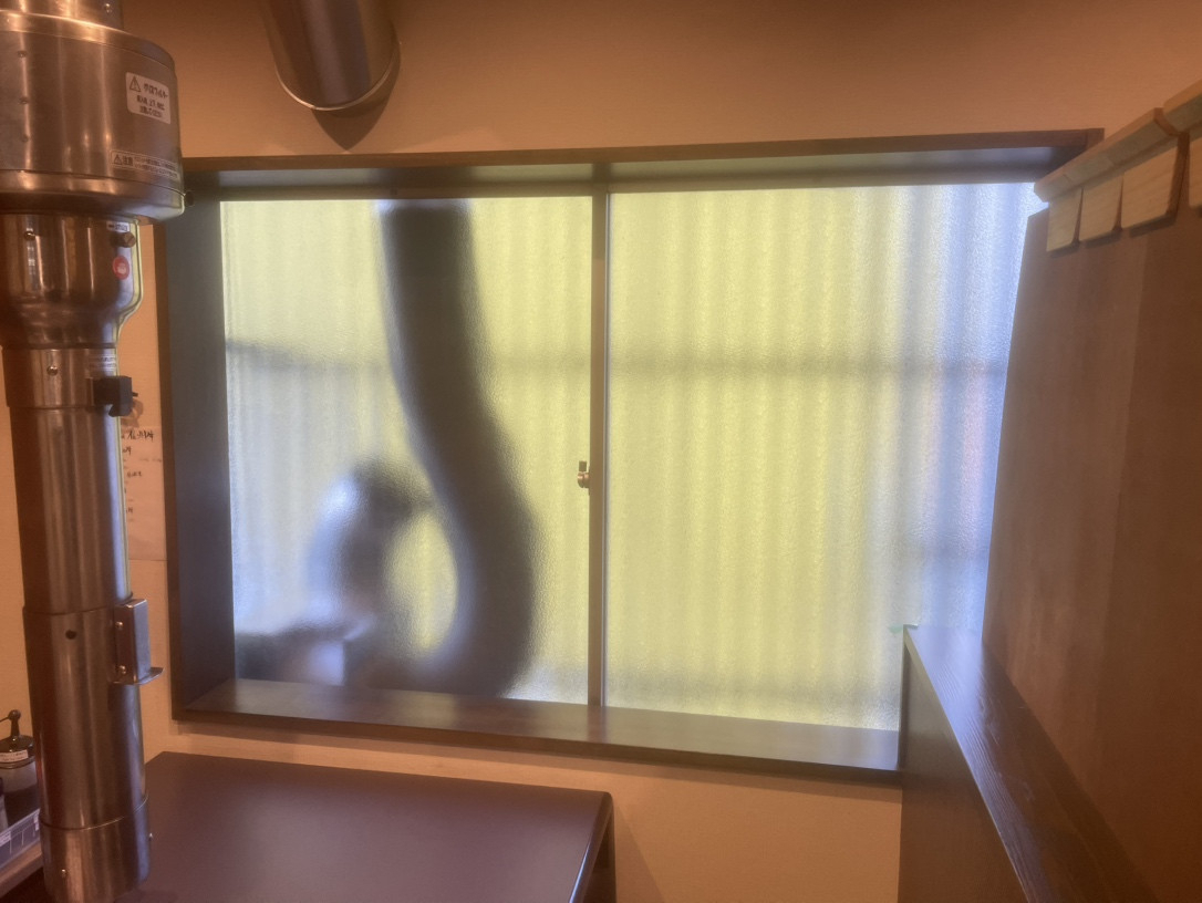 長野板販の内窓設置で寒さ対策と雰囲気アップを同時に実現しましたの施工前の写真2
