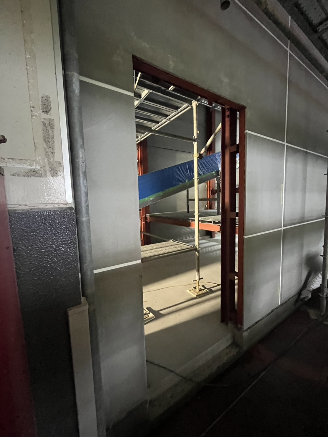 トーヨー建材の那覇クルーズターミナルのコンベヤ室に防火設備ドア『クルージュK』を取付けました！！の施工事例詳細写真1