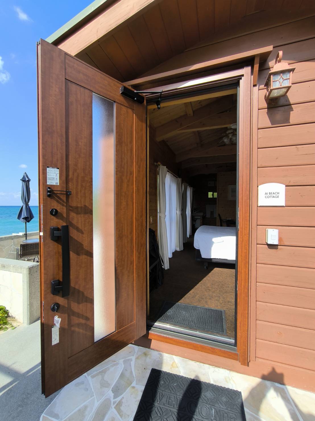 トーヨー建材の【国頭村奥間】ロッジの玄関ドアを1日リフォームしました！！の施工事例詳細写真4