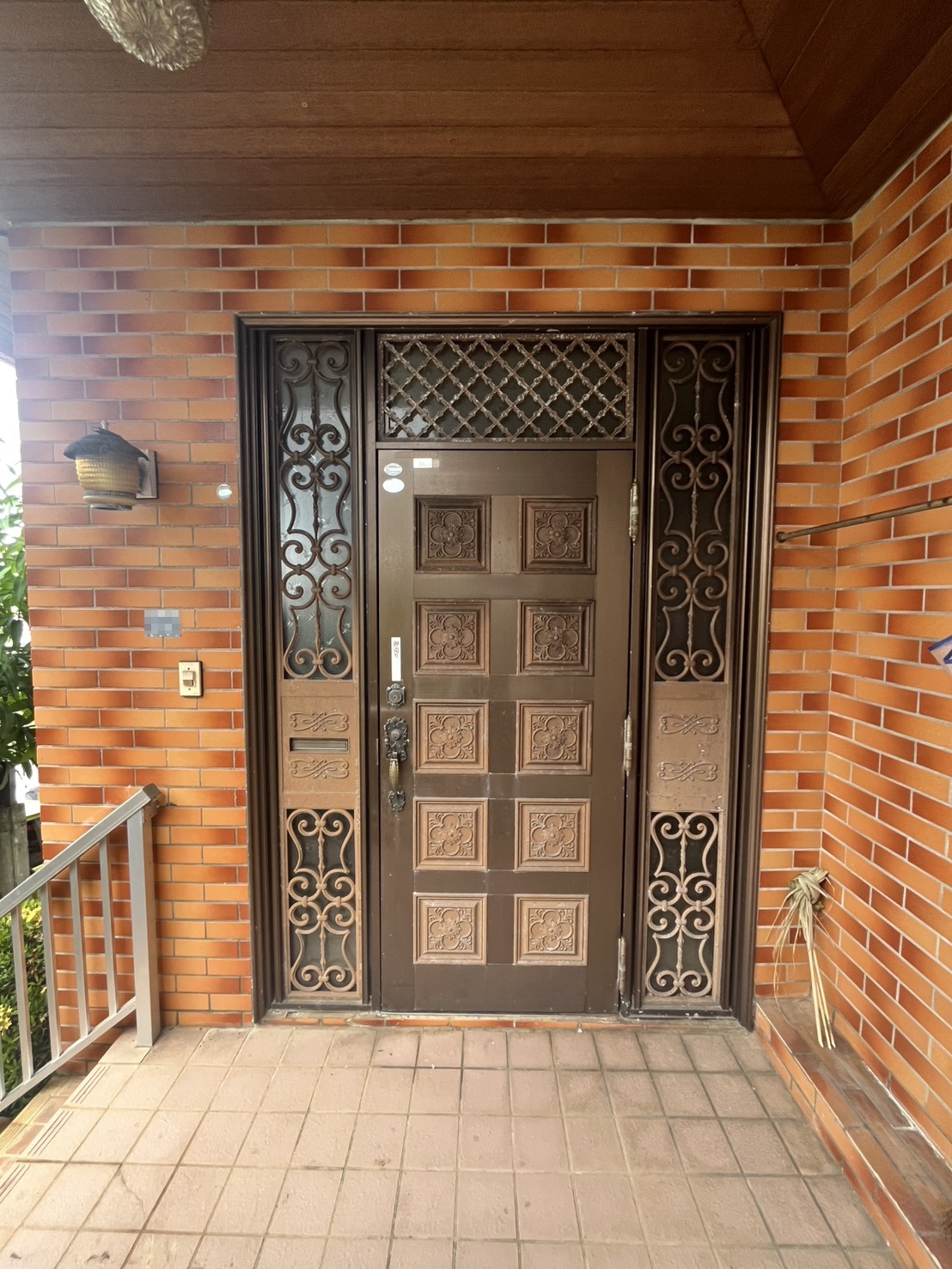 トーヨー建材の【宜野湾市大山】経年劣化で玄関ドアが閉まりません!!の施工事例詳細写真1