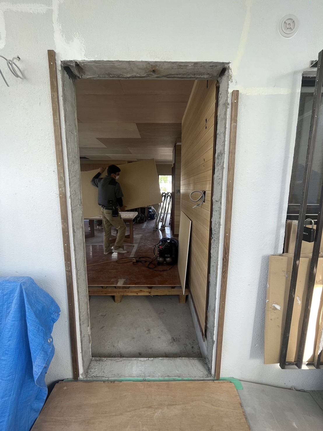 トーヨー建材のリフォーム中の住宅に玄関ドアと目隠し可動ルーバーを取り付けました！！の施工事例詳細写真1
