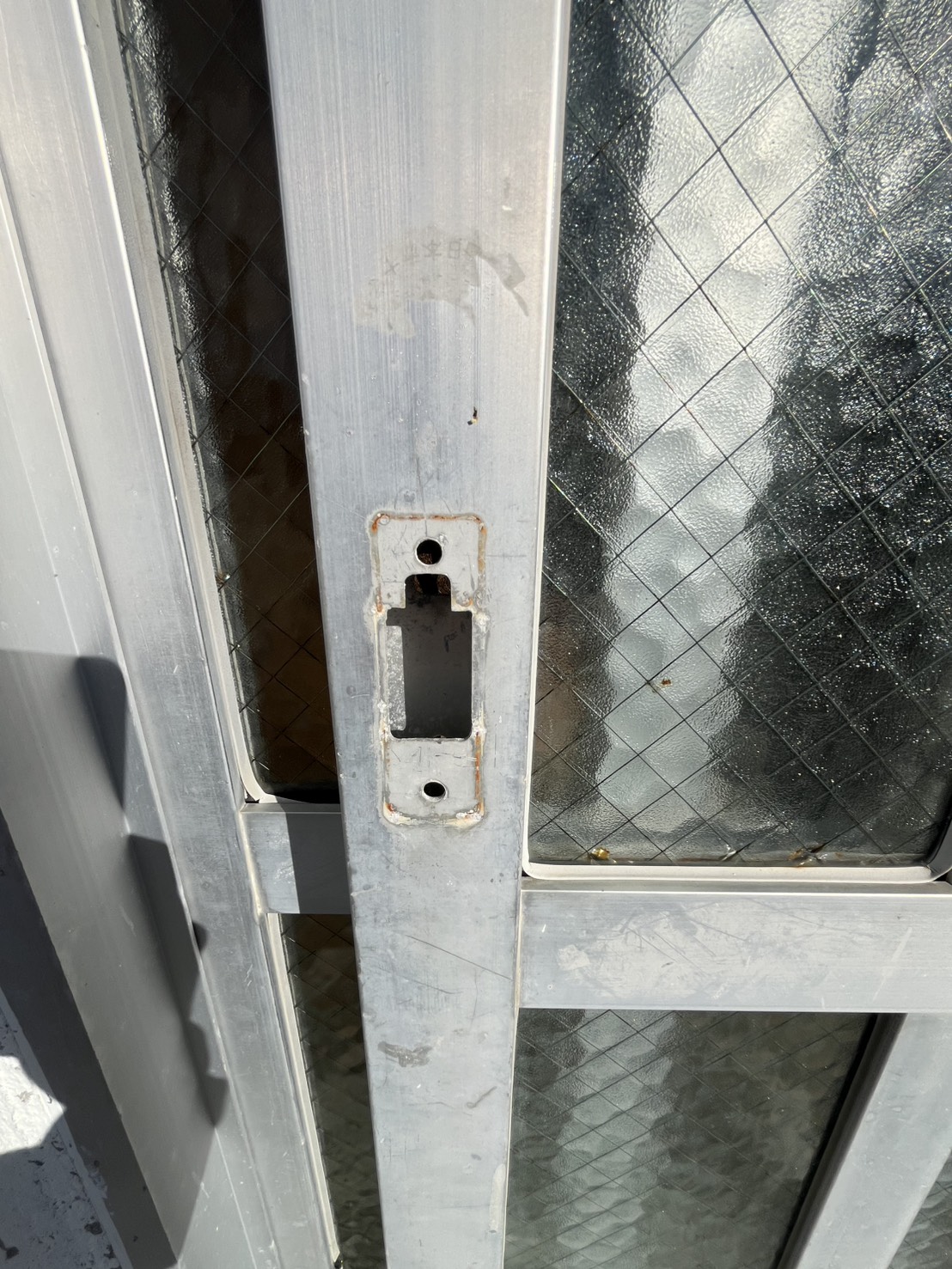 トーヨー建材の玄関のガラスが割れてて危険！お急ぎリフォームです！の施工事例詳細写真2