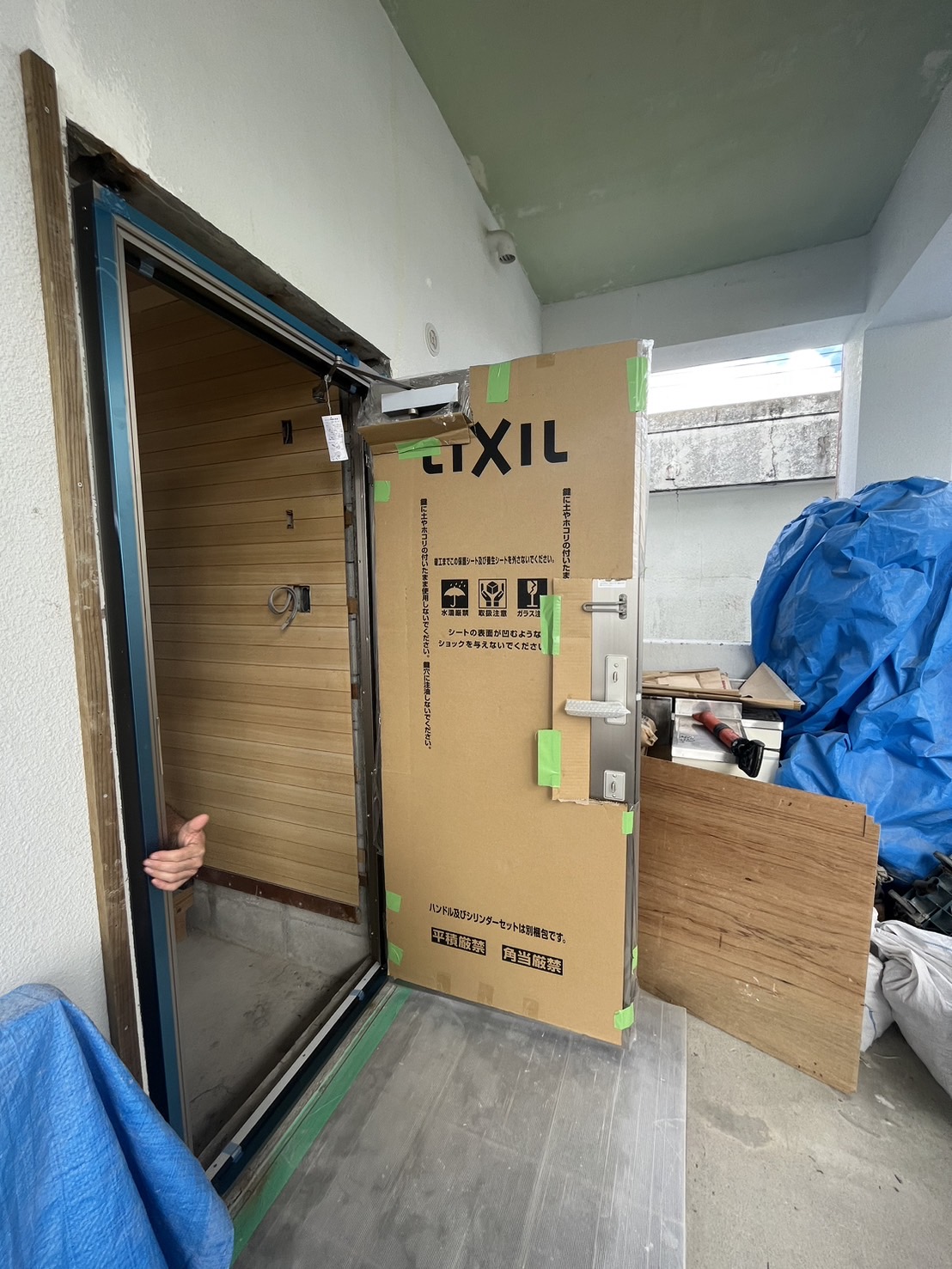 トーヨー建材のリフォーム中の住宅に玄関ドアと目隠し可動ルーバーを取り付けました！！の施工事例詳細写真4