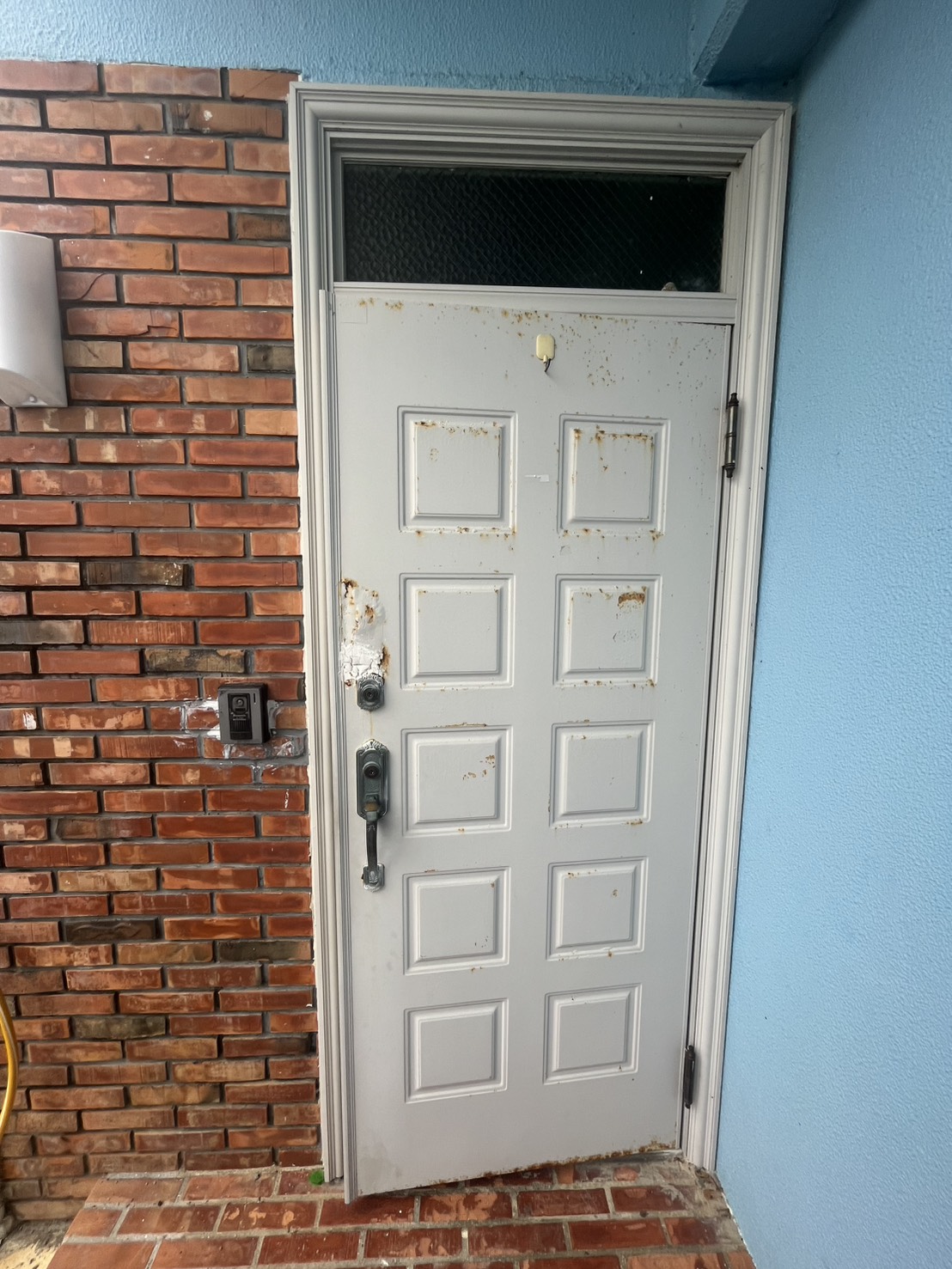 トーヨー建材の【南風原町】錆びた玄関ドアを1日でリフォーム！！の施工事例詳細写真1