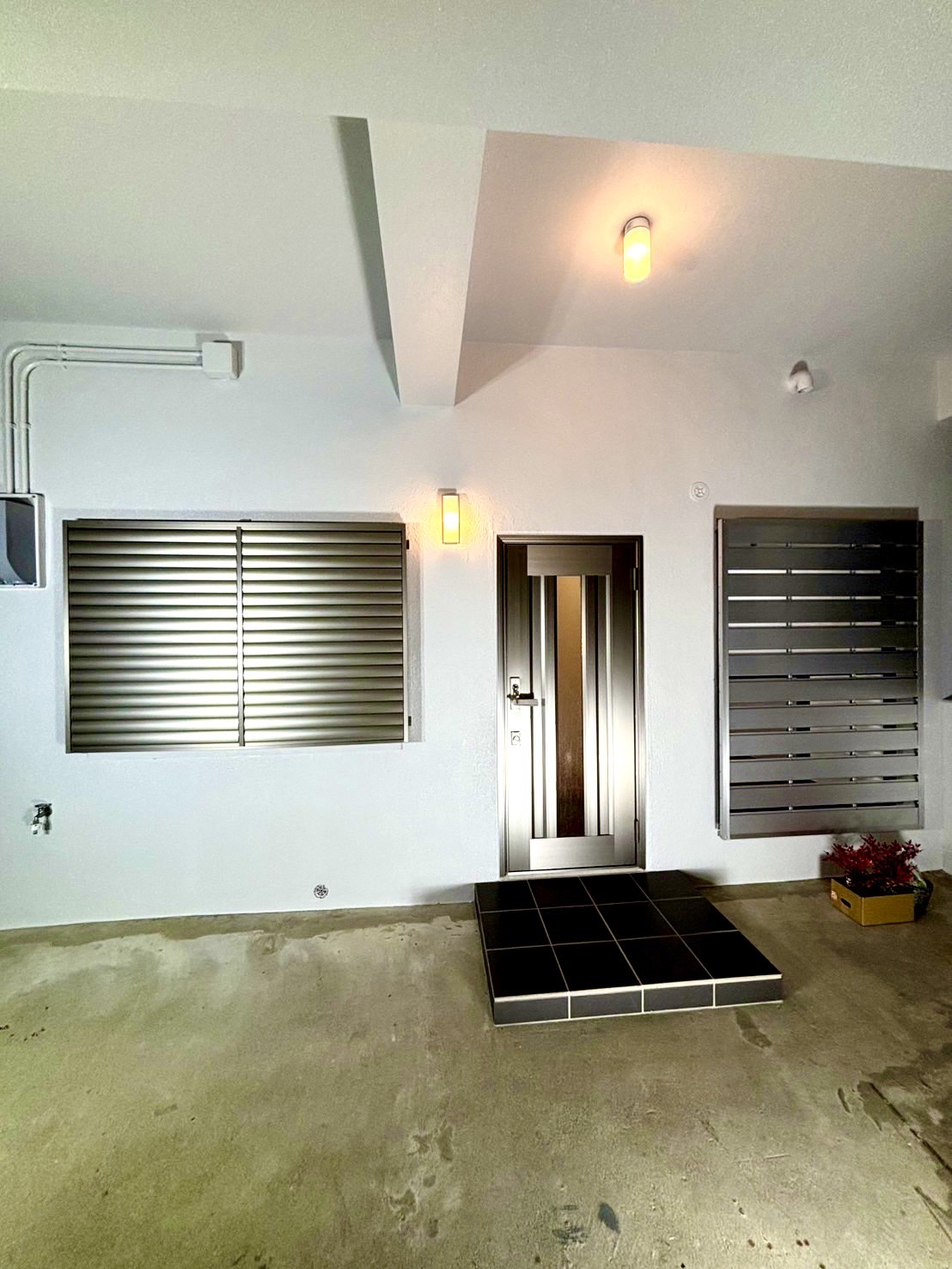 トーヨー建材のリフォーム中の住宅に玄関ドアと目隠し可動ルーバーを取り付けました！！の施工事例詳細写真7