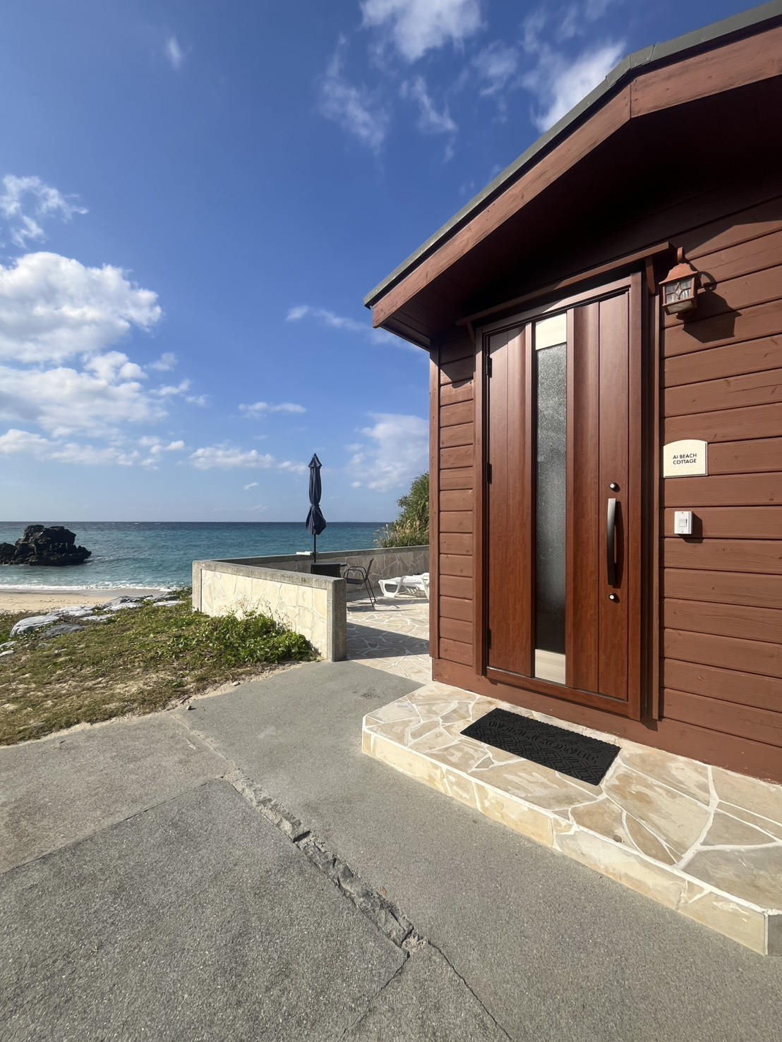 トーヨー建材の【国頭村奥間】ロッジの玄関ドアを1日リフォームしました！！の施工事例詳細写真3