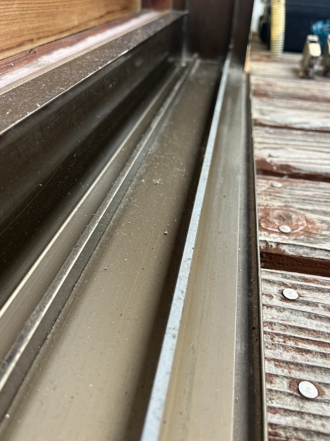 トーヨー建材の【浦添市】開閉しづらくなった窓の戸車を取り替えました!の施工事例詳細写真1