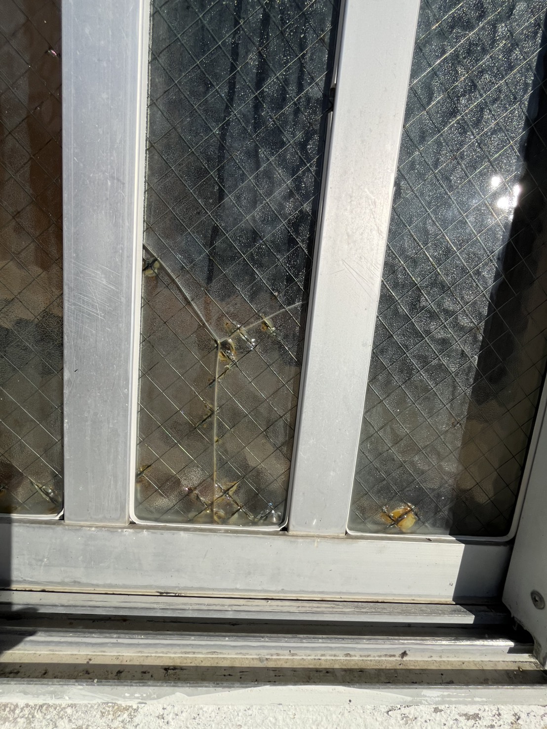 トーヨー建材の玄関のガラスが割れてて危険！お急ぎリフォームです！の施工事例詳細写真3