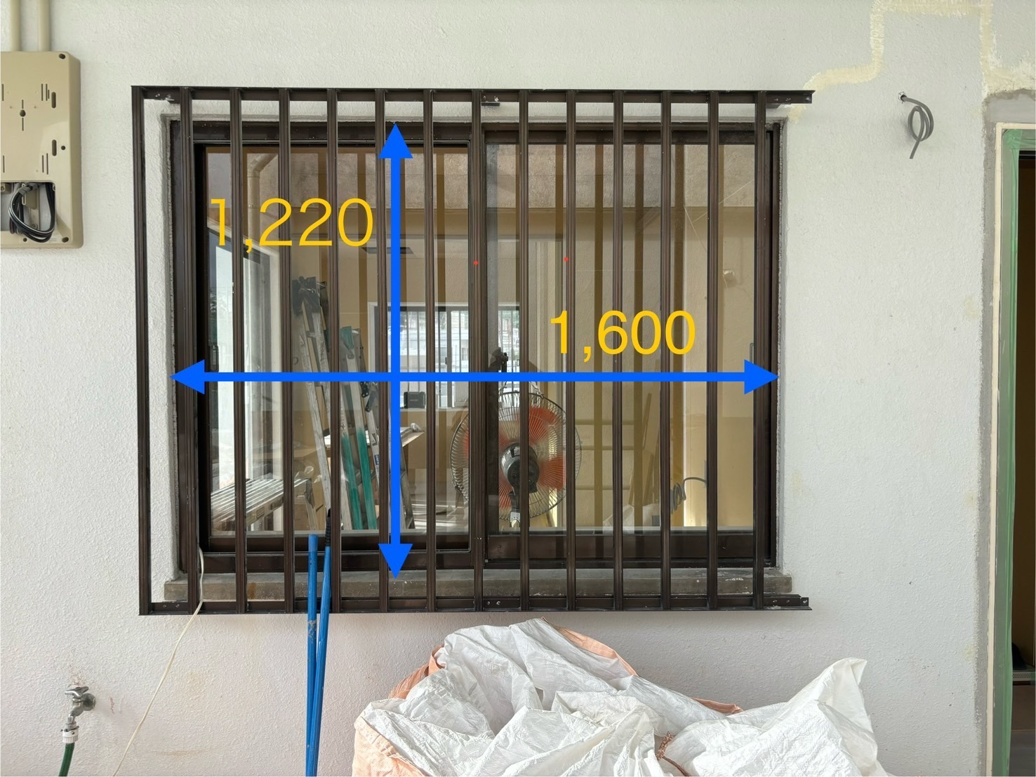 トーヨー建材のリフォーム中の住宅に玄関ドアと目隠し可動ルーバーを取り付けました！！の施工事例詳細写真2