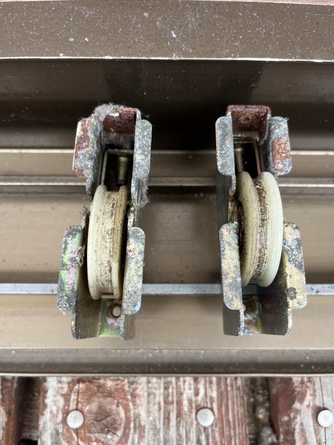 トーヨー建材の【浦添市】開閉しづらくなった窓の戸車を取り替えました!の施工事例詳細写真4