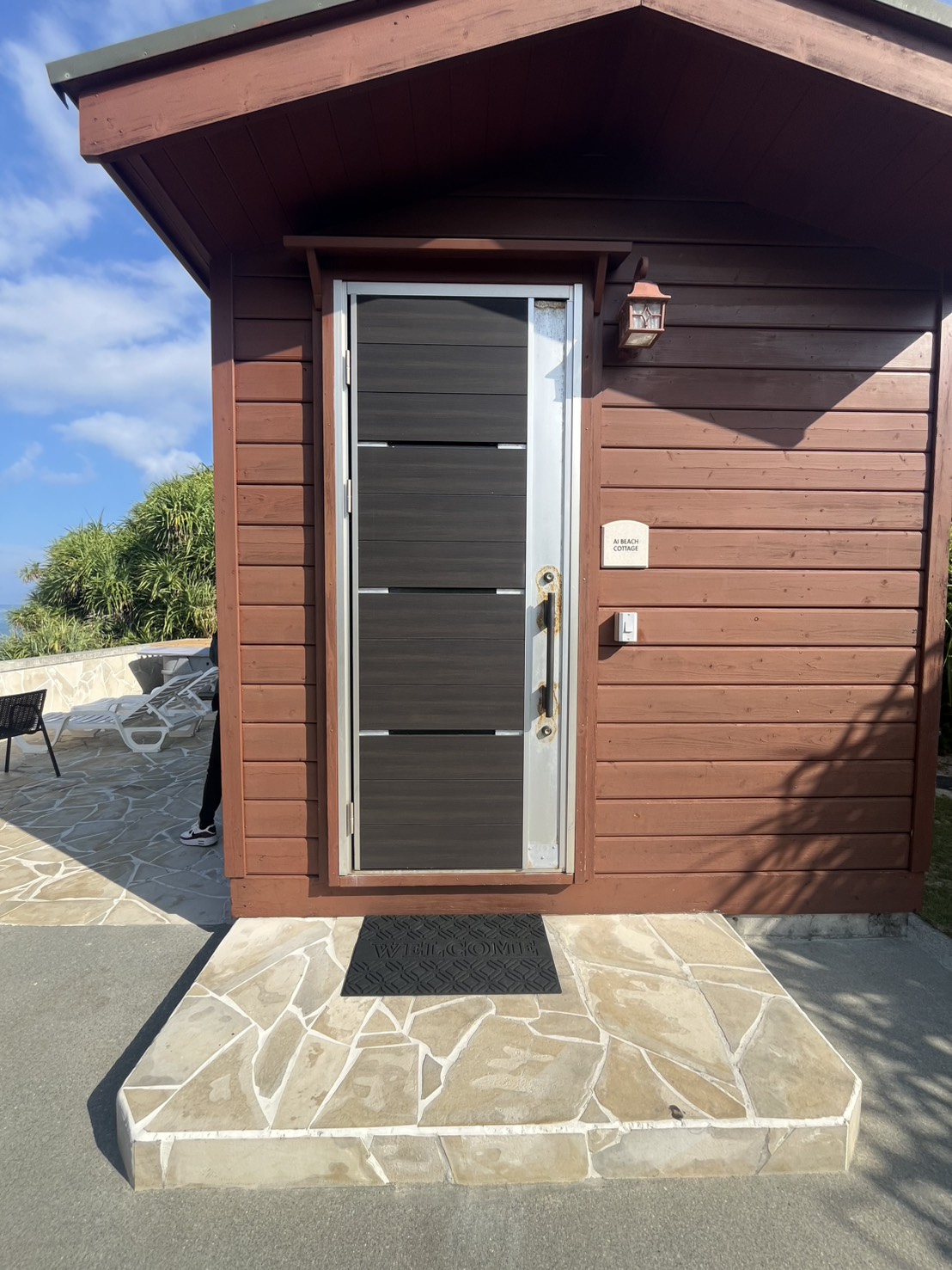 トーヨー建材の【国頭村奥間】ロッジの玄関ドアを1日リフォームしました！！の施工事例詳細写真1