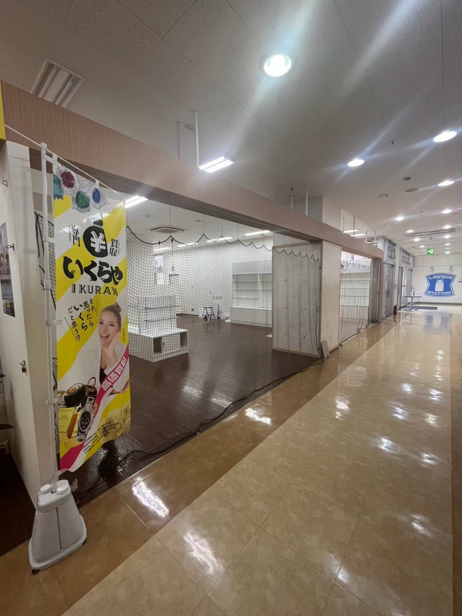 トーヨー建材の【店舗リフォーム】てんぶす那覇内の店舗入口に自動ドア、サッシを取付けました!!の施工前の写真2