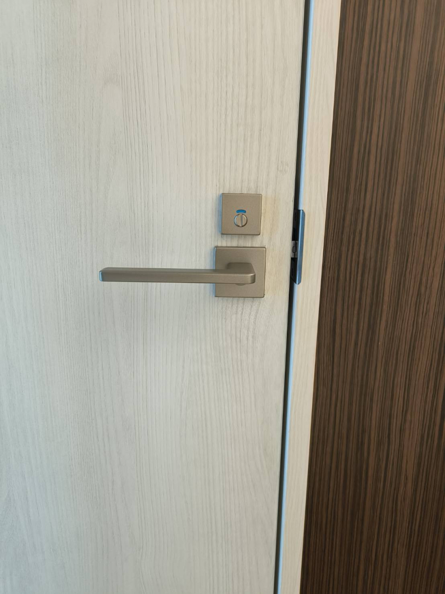 トーヨー建材の【LIXILラシッサ】 室内ドア錠一式をお取替え致しました!|宿泊施設のトイレドア錠をスピード対応!の施工後の写真1