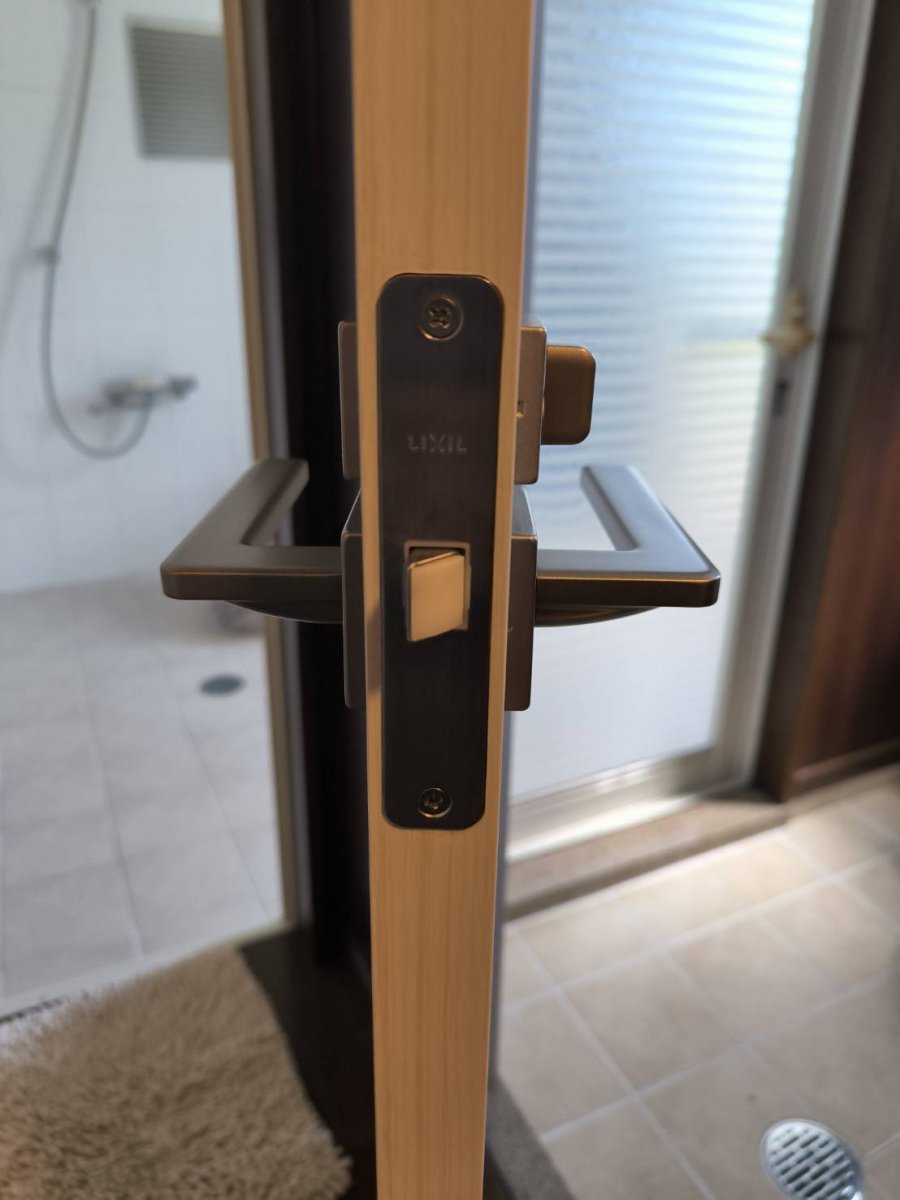 トーヨー建材の【LIXILラシッサ】 室内ドア錠一式をお取替え致しました!|宿泊施設のトイレドア錠をスピード対応!の施工後の写真3