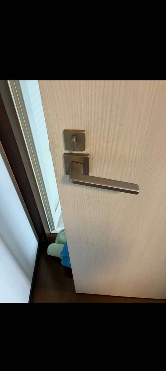トーヨー建材の【LIXILラシッサ】 室内ドア錠一式をお取替え致しました!|宿泊施設のトイレドア錠をスピード対応!の施工前の写真2