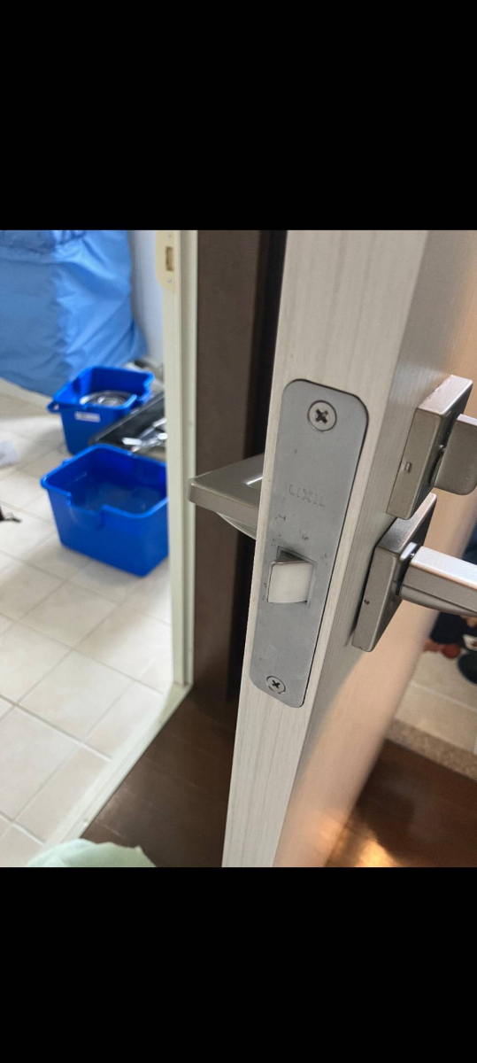 トーヨー建材の【LIXILラシッサ】 室内ドア錠一式をお取替え致しました!|宿泊施設のトイレドア錠をスピード対応!の施工前の写真3