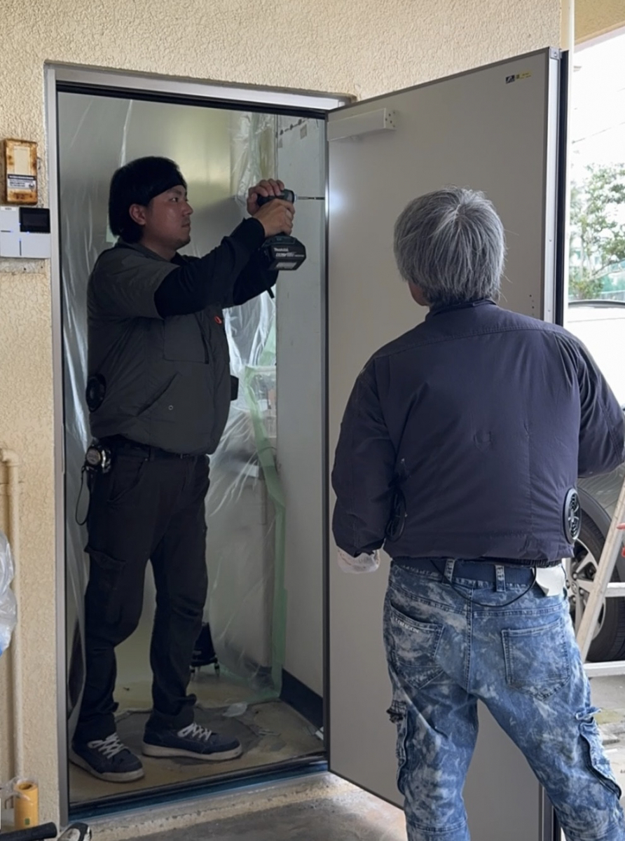 トーヨー建材の【沖縄】自社勝手口ドアを【クルージュ】に自社施工取替しました!(^^)!の施工後の写真1