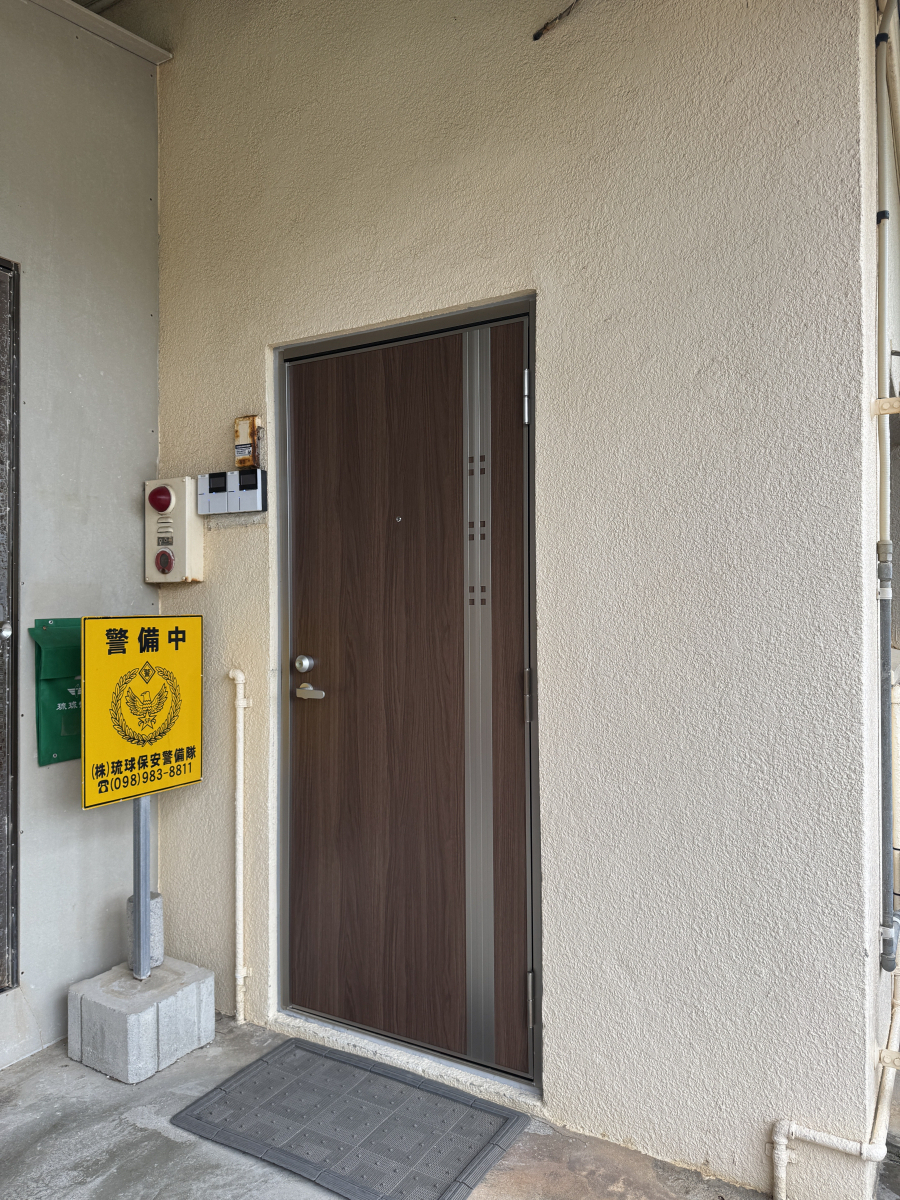 トーヨー建材の【沖縄】自社勝手口ドアを【クルージュ】に自社施工取替しました!(^^)!の施工後の写真3