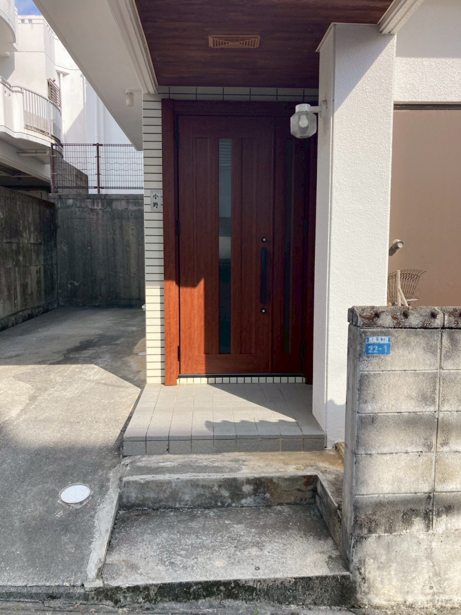 トーヨー建材の【沖縄】潮風にも強い!リシェント玄関ドアで快適&安心リフォーム♪の施工後の写真1