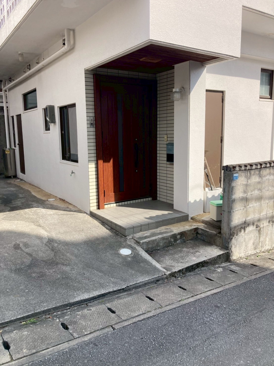 トーヨー建材の【沖縄】潮風にも強い!リシェント玄関ドアで快適&安心リフォーム♪の施工後の写真2