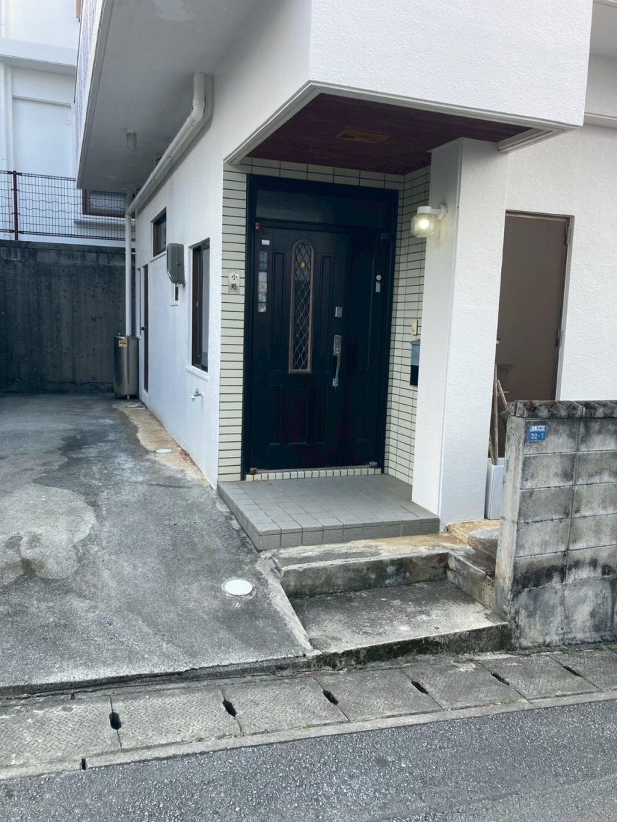 トーヨー建材の【沖縄】潮風にも強い!リシェント玄関ドアで快適&安心リフォーム♪の施工前の写真1