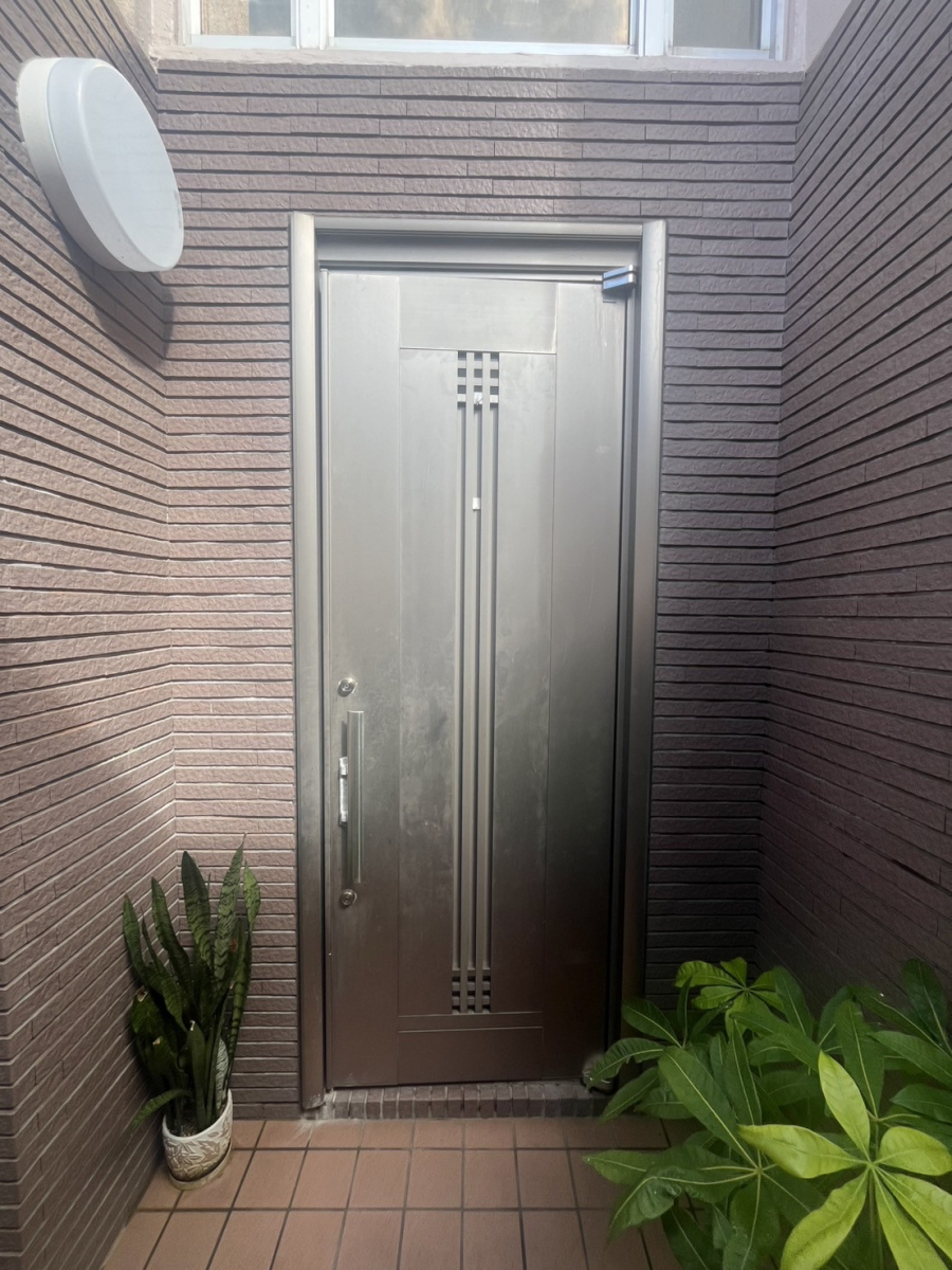 トーヨー建材の経年劣化や錆びなどで開閉しづらくなった玄関ドアを取替えました！の施工前の写真1