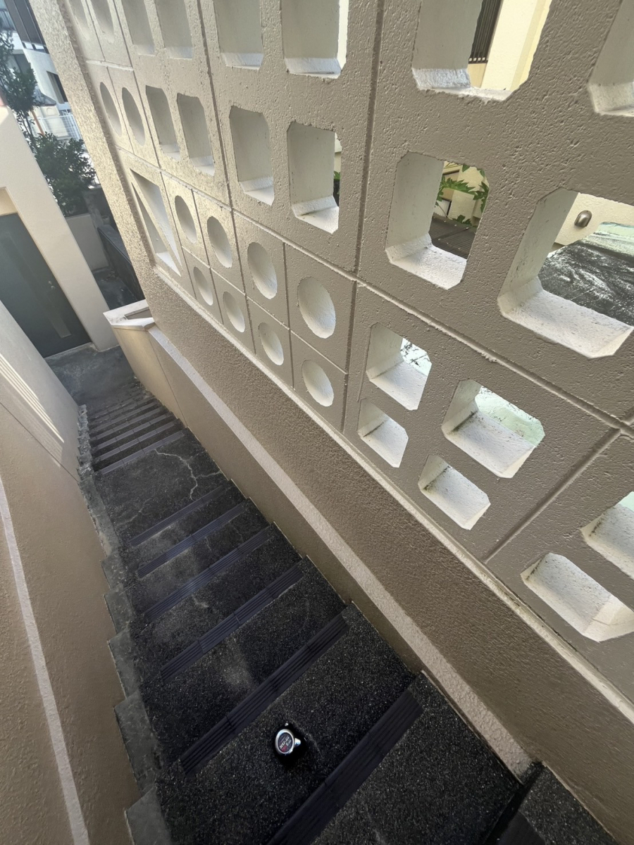 トーヨー建材の【1日リフォーム】歩行補助手すりを取り付けました！の施工前の写真2