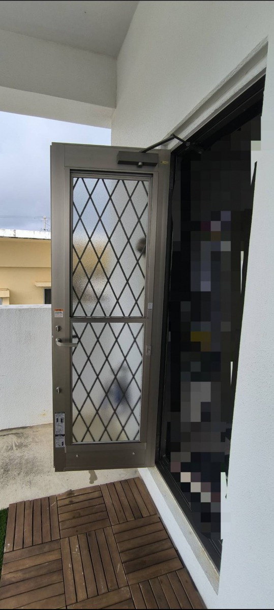 トーヨー建材の勝手口ドア上げ下げ窓の修理を行いました！の施工後の写真2