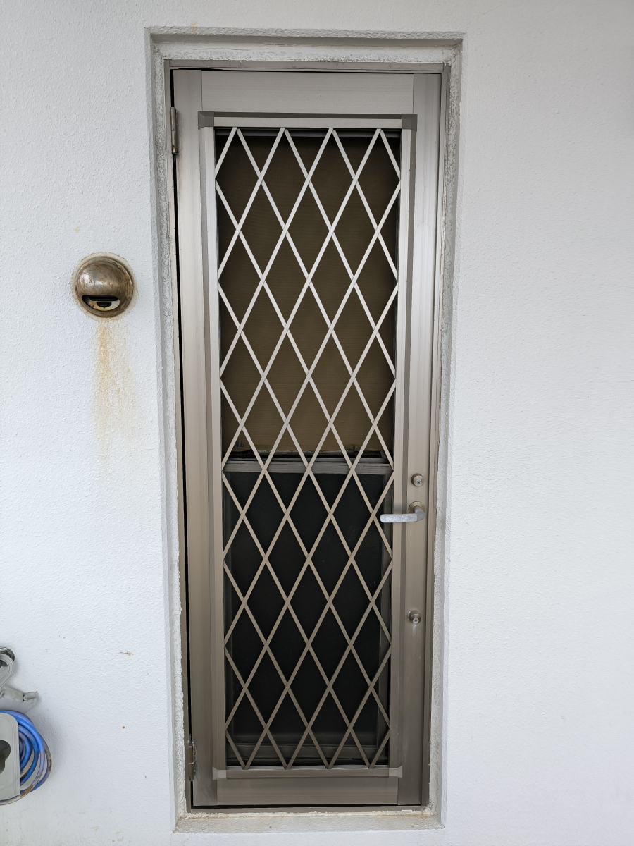 トーヨー建材の勝手口ドア上げ下げ窓の修理を行いました！の施工前の写真1