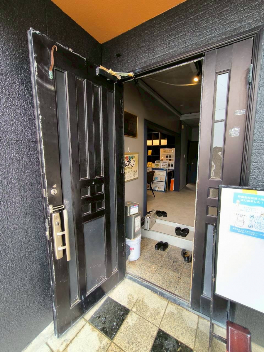 トーヨー建材の(株)沖創生様の店舗玄関ドアをお取替させて頂きました*\(^o^)/*の施工前の写真2
