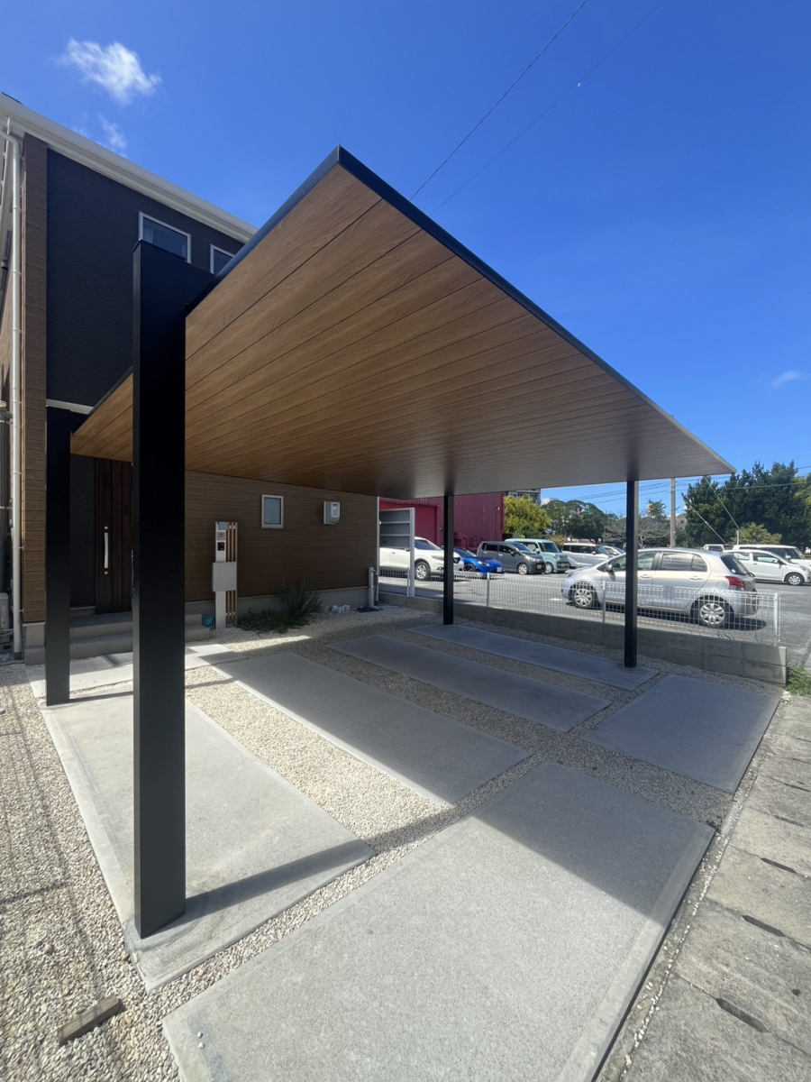 トーヨー建材のモダン住宅に美しくなじむカーポートを設置しました!!の施工後の写真2