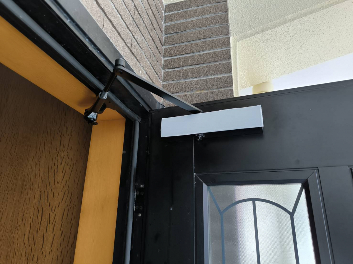 トーヨー建材の玄関ドア ドアクローザを交換しました!の施工後の写真1