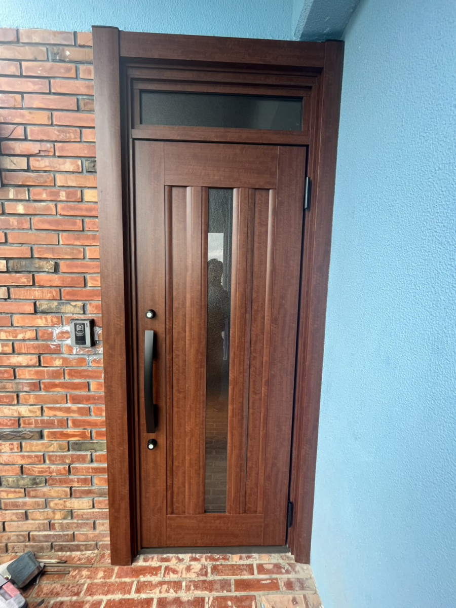 トーヨー建材の【南風原町】錆びた玄関ドアを1日でリフォーム！！の施工後の写真1