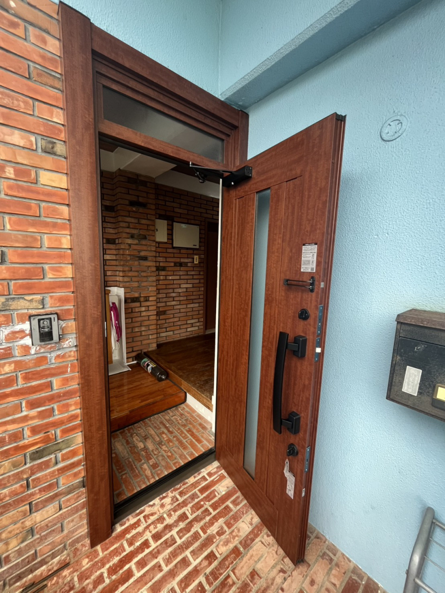 トーヨー建材の【南風原町】錆びた玄関ドアを1日でリフォーム！！の施工後の写真2