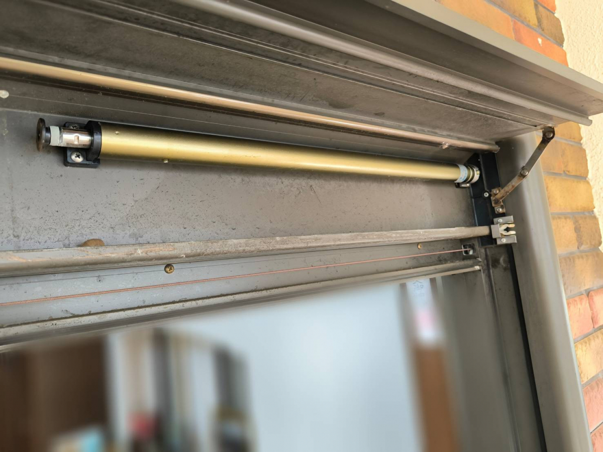 トーヨー建材の玄関引戸の部品交換をしました！の施工前の写真1