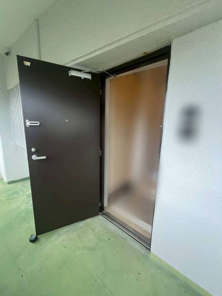 トーヨー建材のマンションドア(防火戸)をカバー工法にて１日でお取替えいたしました！の施工後の写真1