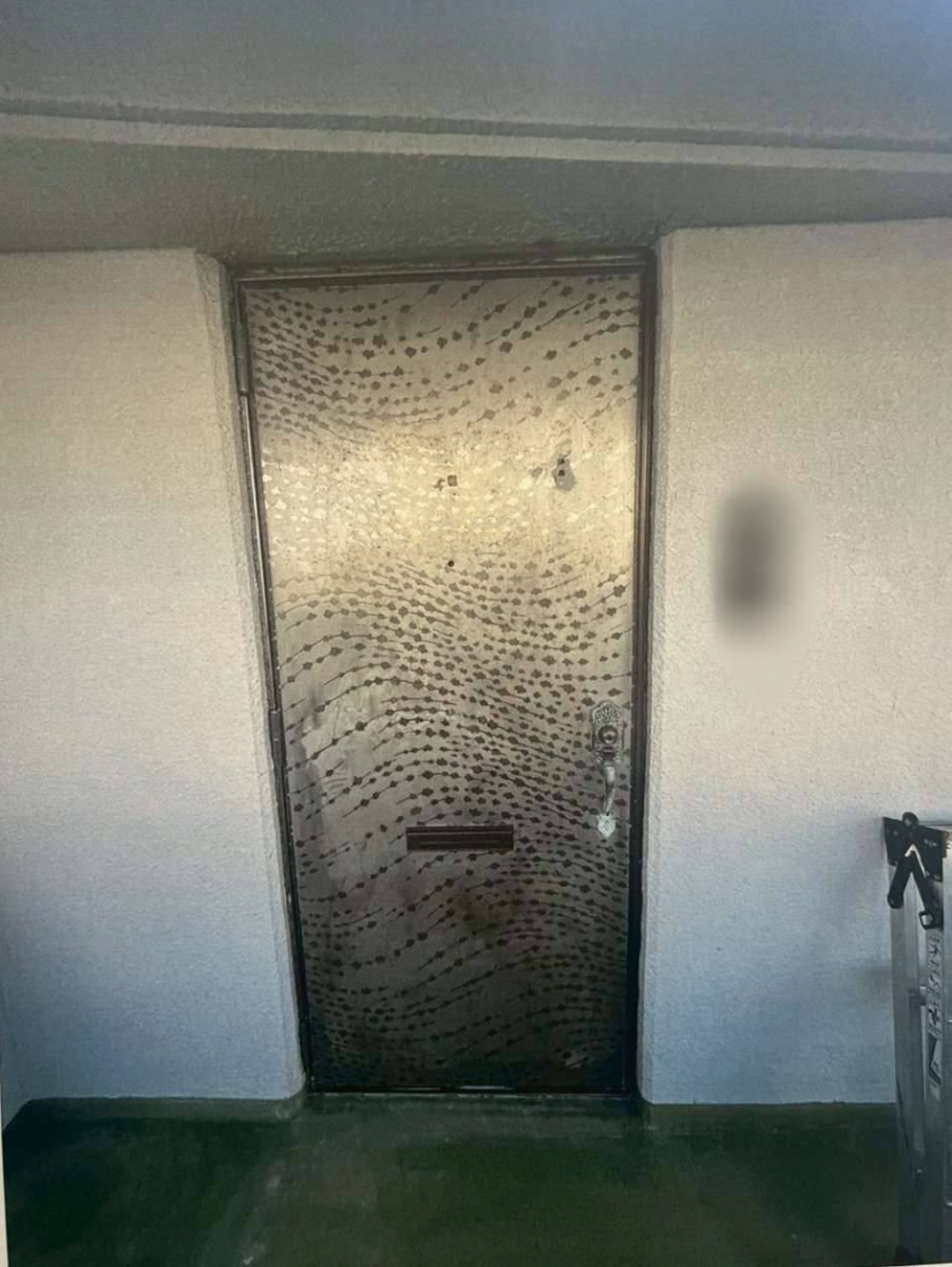 トーヨー建材のマンションドア(防火戸)をカバー工法にて１日でお取替えいたしました！の施工前の写真1